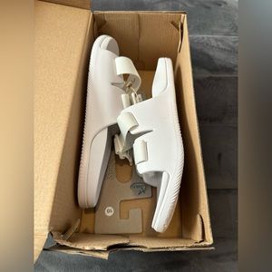 NWT Chacos Chillos Slide- white size 10